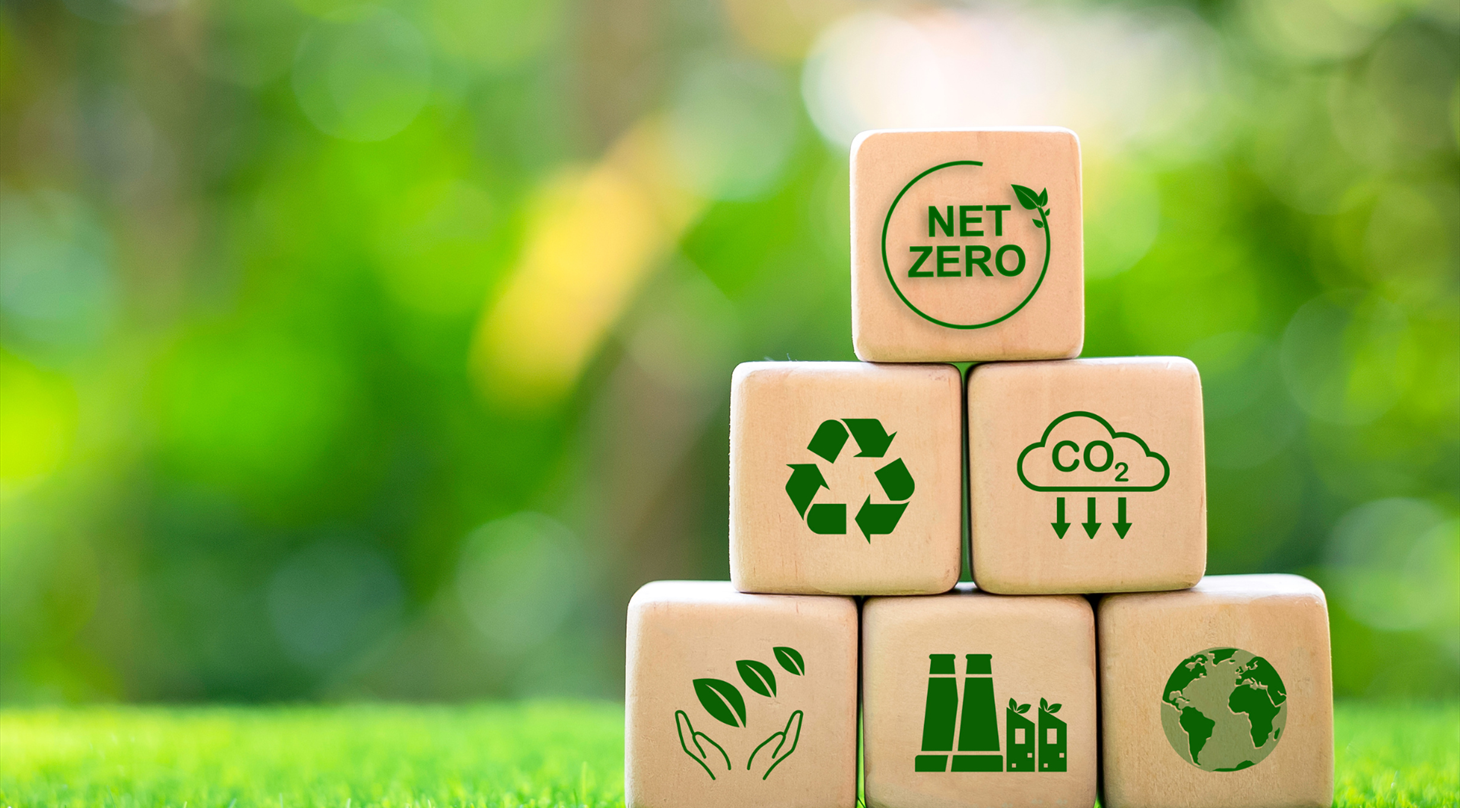 Billedet viser nogle kloder med forskellige symboler for vedvarende energi, f.eks. recyckling, jordklode, net zero mv.